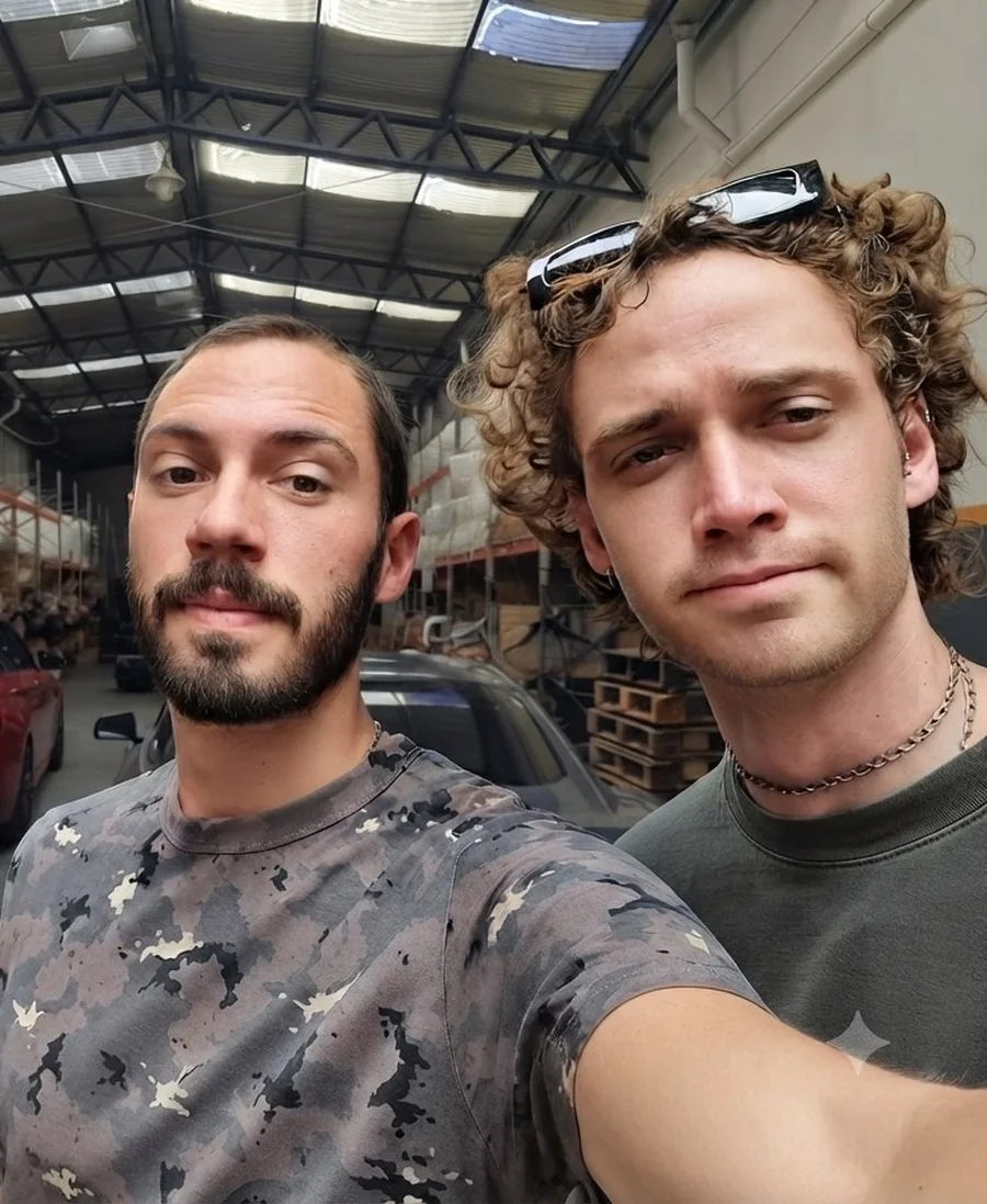 Los dos hermanos de Voltio Store en el depósito, rodeados de mercadería y estanterías